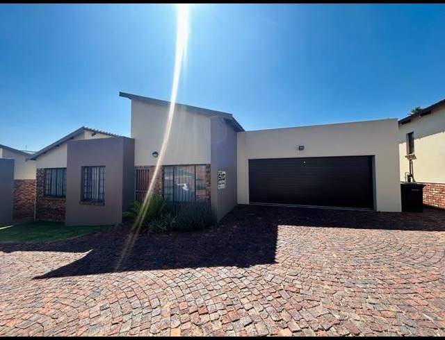 3 BEDROOM TOWNHOUSE FOR SALE IN ELANDSHAVEN